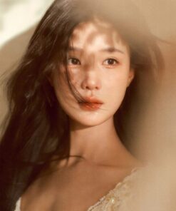 Concept “La Muse Cổ Điển” – Nàng Thơ Kiêu Sa Trong Không Gian Vintage Phủ Ánh Sáng Vàng